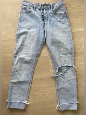 Levi’s 501 Light Wash Distressed Button-Fly cropped 26/(32)28 summer Jeans